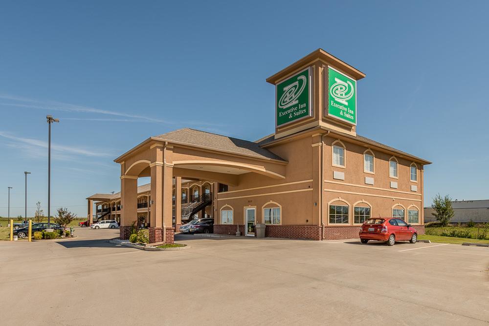 Executive Inn & Suites Cushing Exteriör bild